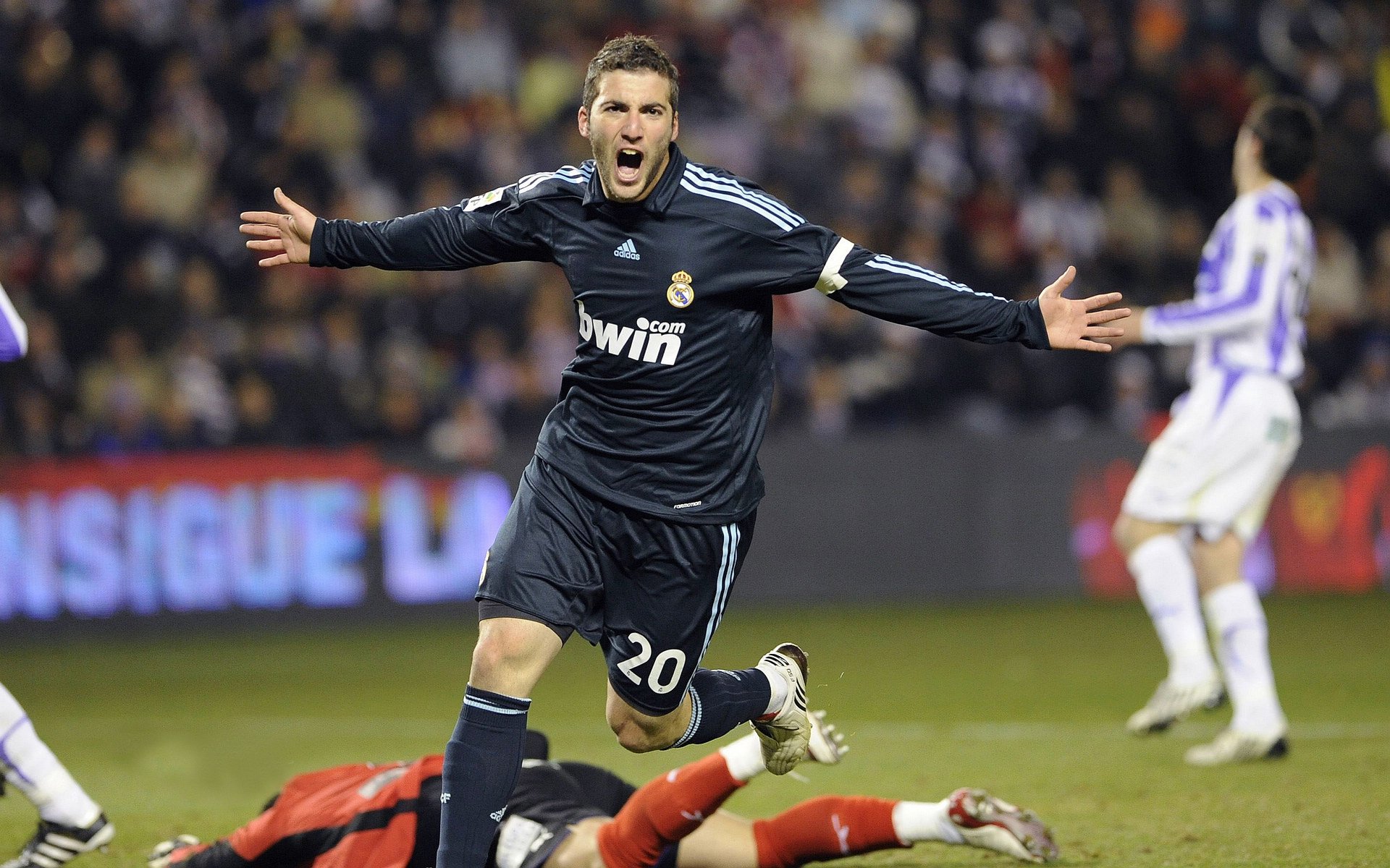 日本男足比赛中表现出顽强意志，日本男足比赛中表现出顽强意志的球员